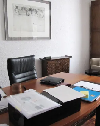 Escritorio de madera y sillones en una consulta luminosa