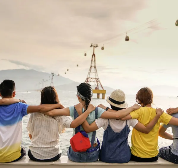 Grupo de jóvenes compartiendo un momento al aire libre