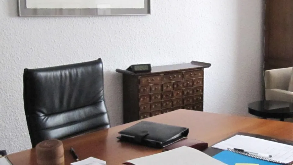 Escritorio de madera y sillones en una consulta luminosa